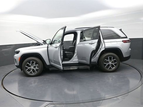 New 2025 Jeep Grand Cherokee Limited image 28