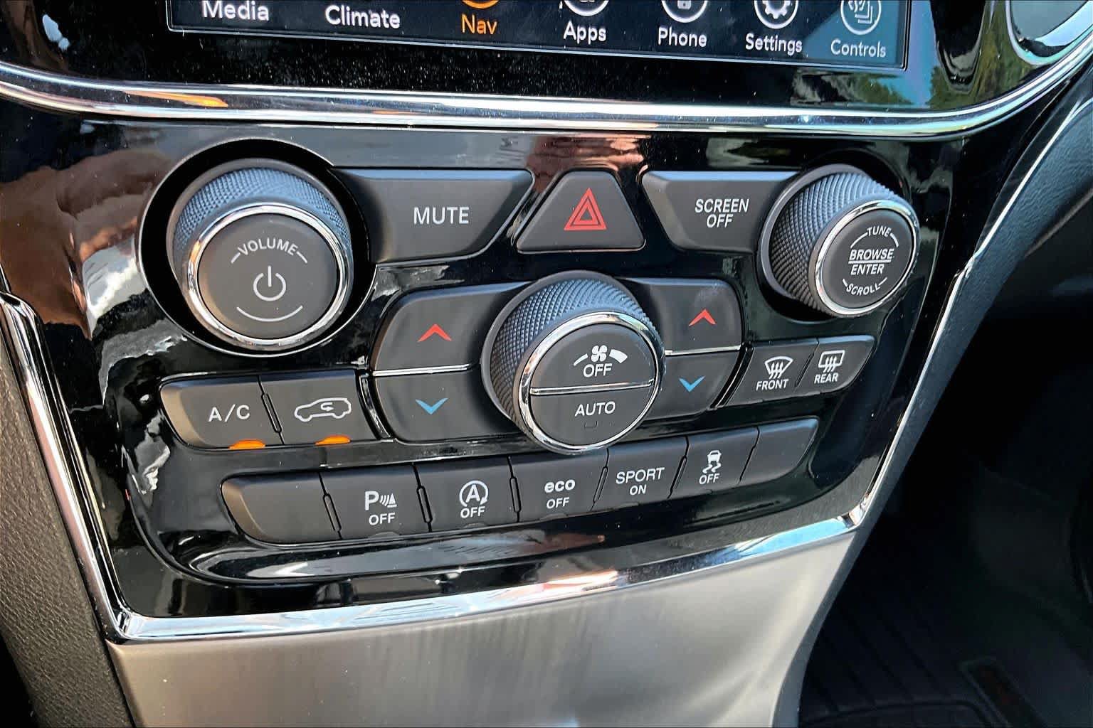 Used 2020 Jeep Grand Cherokee Limited w/ Luxury Group II RWD image 24