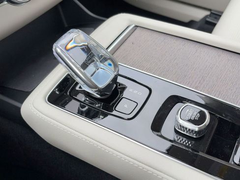 New 2026 Volvo XC90 T8 Ultra w/ Protection Package Premier AWD/4WD image 17