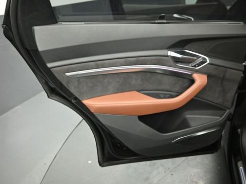 Used 2019 Audi e-tron Prestige w/ Prestige Package image 24