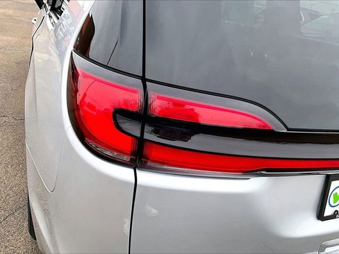 Used 2024 Chrysler Pacifica Touring-L FWD image 19