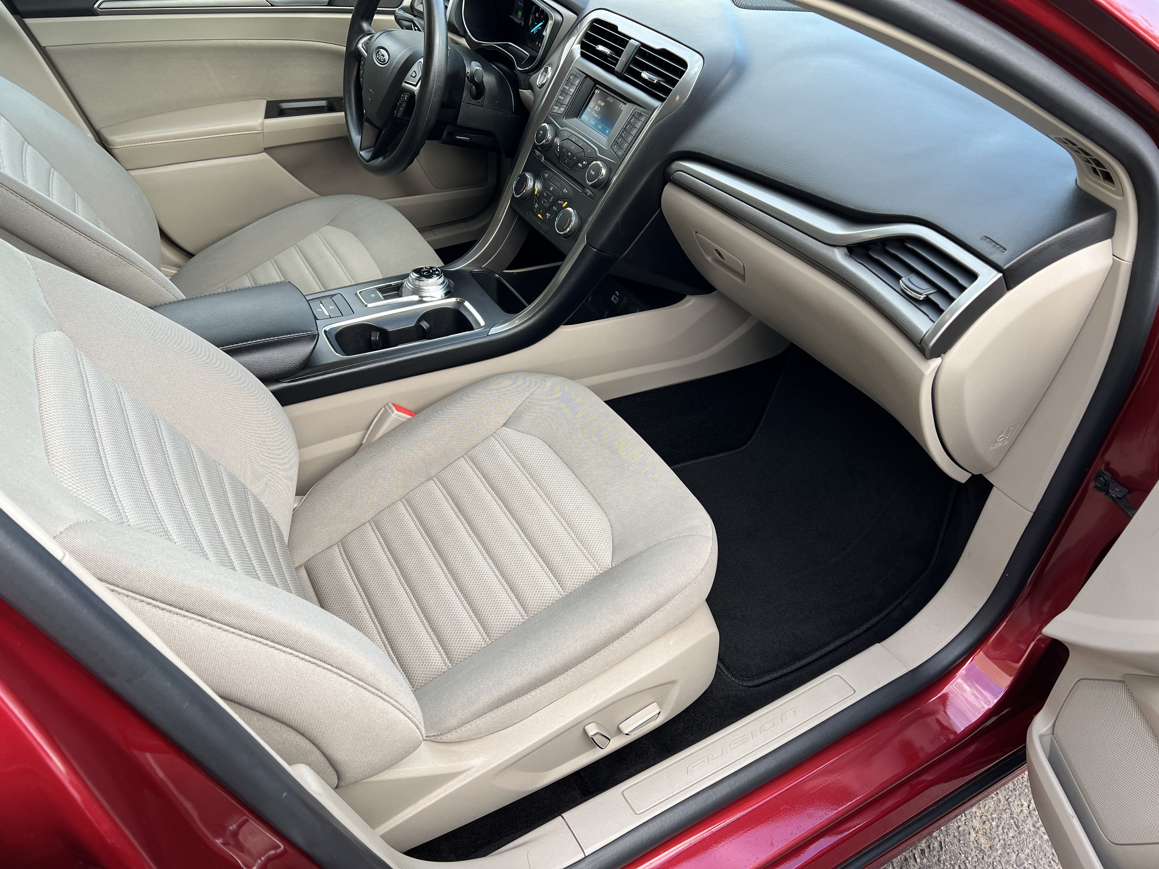 Used 2018 Ford Fusion SE FWD image 14
