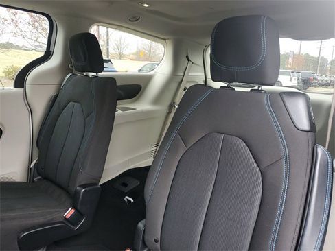 Used 2021 Chrysler Pacifica Touring w/ Uconnect Theater Family Group image 12