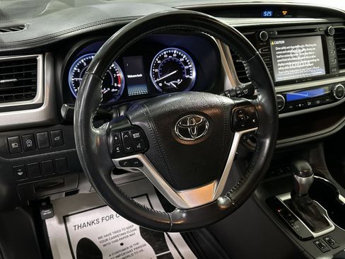 Used 2019 Toyota Highlander XLE image 18