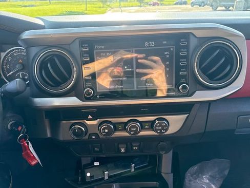 Used 2020 Toyota Tacoma SR5 AWD/4WD image 25