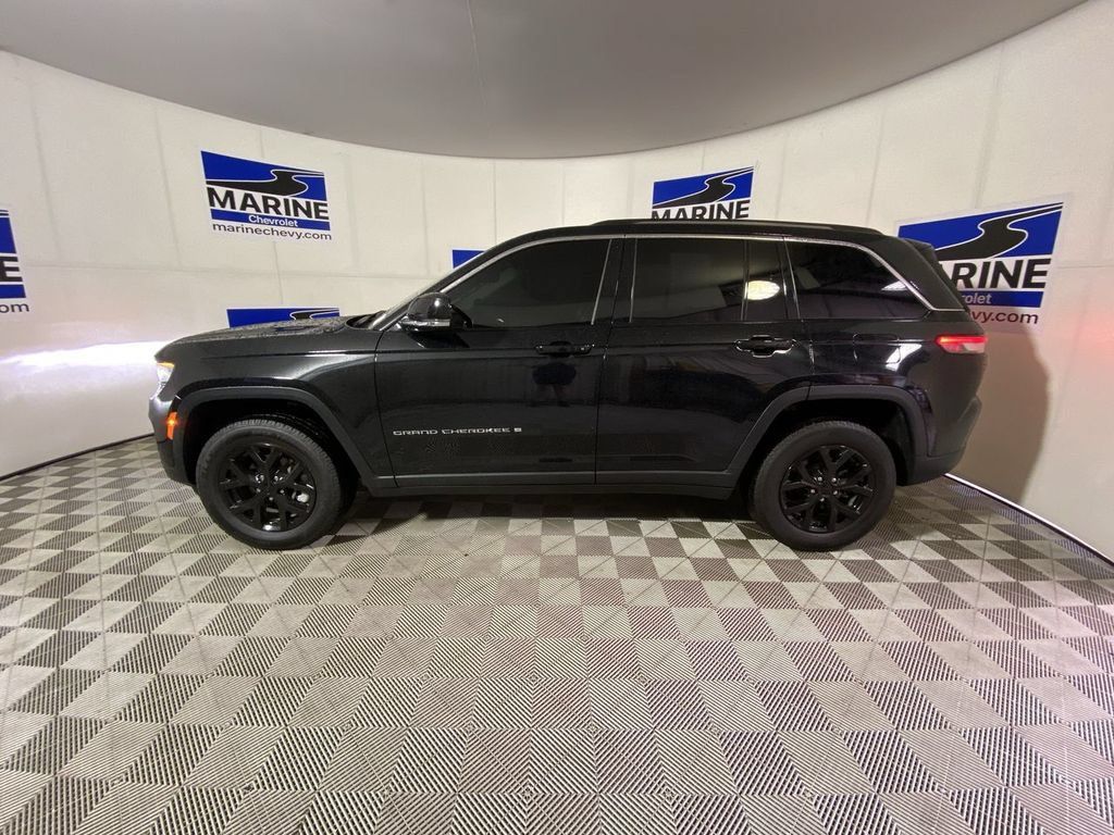 Used 2024 Jeep Grand Cherokee Limited RWD image 13