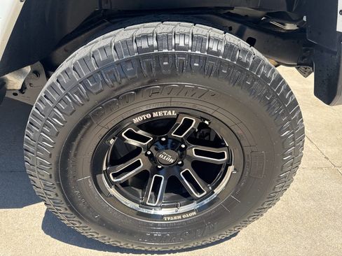 Used 2015 Jeep Wrangler Unlimited Sahara w/ Connectivity Group AWD/4WD image 27