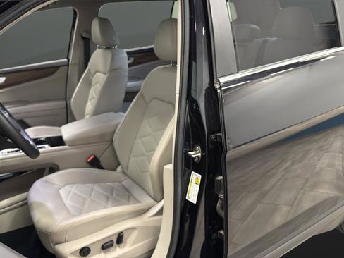 Used 2024 Volkswagen Atlas SE w/ Black Wheel Package AWD/4WD image 9