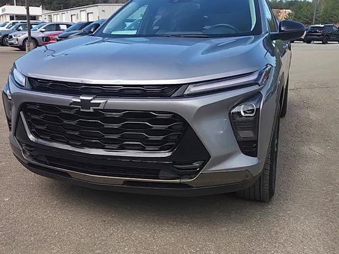 Used 2024 Chevrolet Trax ACTIV w/ Sunroof Package image 2