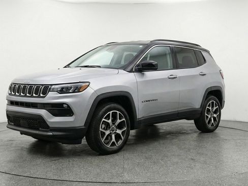 Used 2025 Jeep Compass Limited image 3