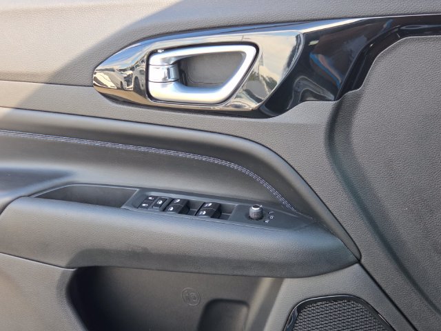 Used 2026 Jeep Compass Latitude AWD/4WD image 30