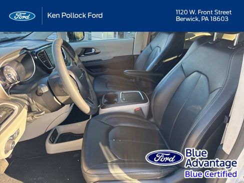 Used 2024 Chrysler Pacifica Touring-L image 11