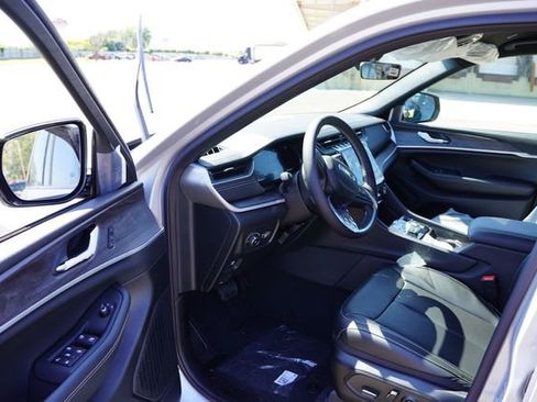 New 2025 Jeep Grand Cherokee Limited w/ Trailer Tow Package image 10