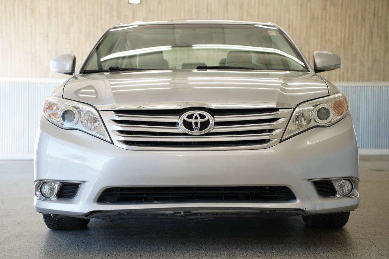 Used 2012 Toyota Avalon Limited FWD image 3