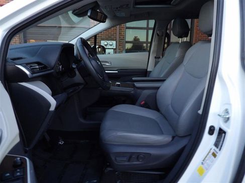 Used 2021 Toyota Sienna XLE image 10