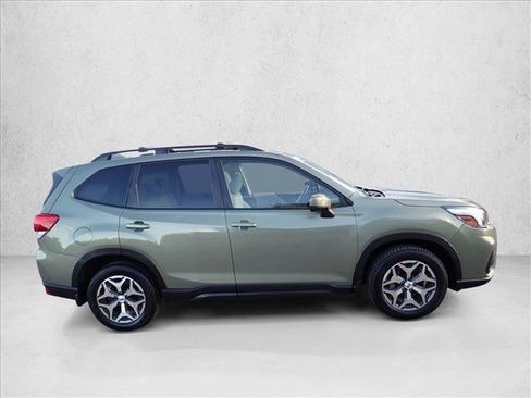 Used 2019 Subaru Forester Premium AWD/4WD image 5