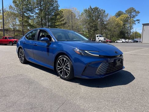 Used 2025 Toyota Camry XLE FWD image 4