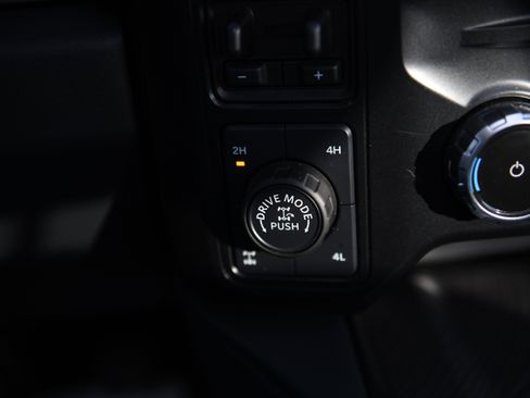 Used 2025 Ford F250 Platinum w/ Tremor Off-Road Package image 32