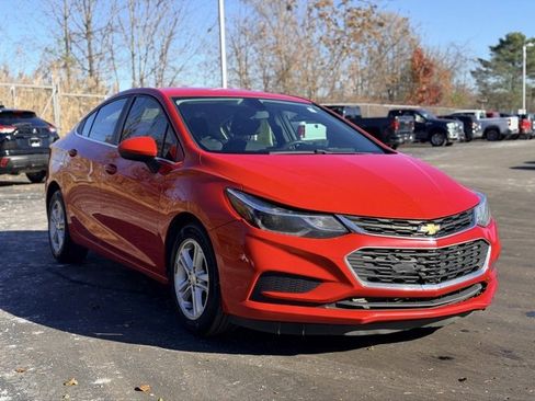 Used 2017 Chevrolet Cruze LT w/ Convenience Package image 2