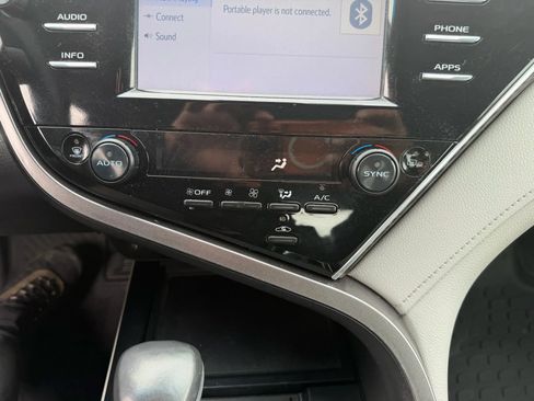 Used 2018 Toyota Camry XLE image 25