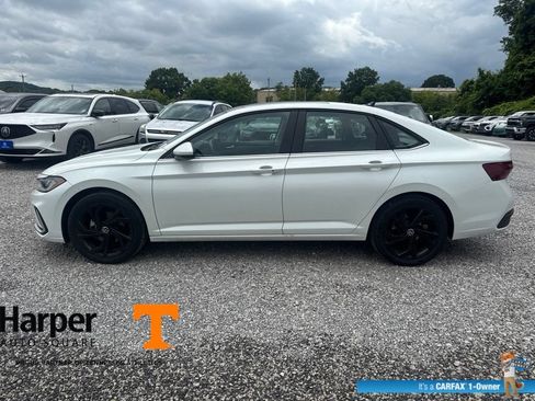 Used 2025 Volkswagen Jetta SE w/ Sunroof Package FWD image 2