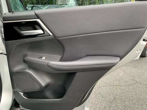 Used 2023 Mitsubishi Outlander SE image 29