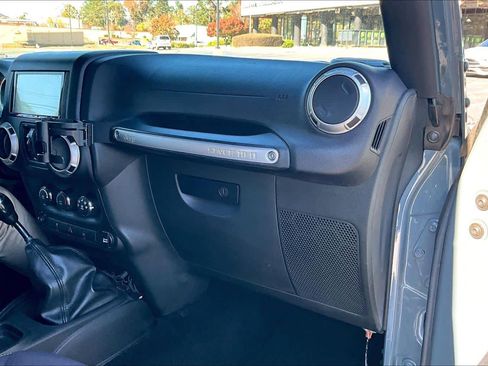 Used 2015 Jeep Wrangler Unlimited Sahara image 18
