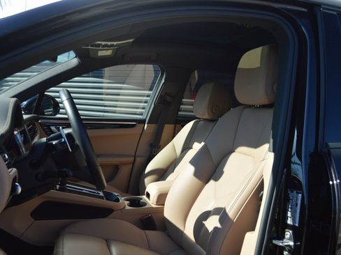 Used 2025 Porsche Macan image 5