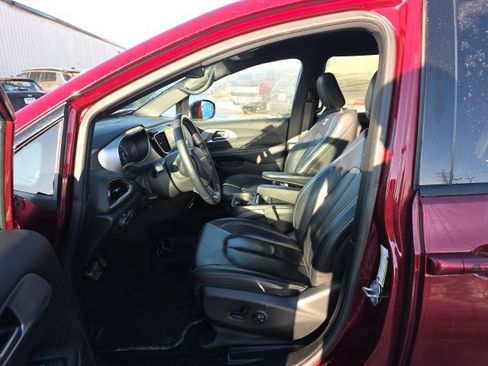 Used 2018 Chrysler Pacifica Touring-L w/ Advanced Safetytec Group image 18