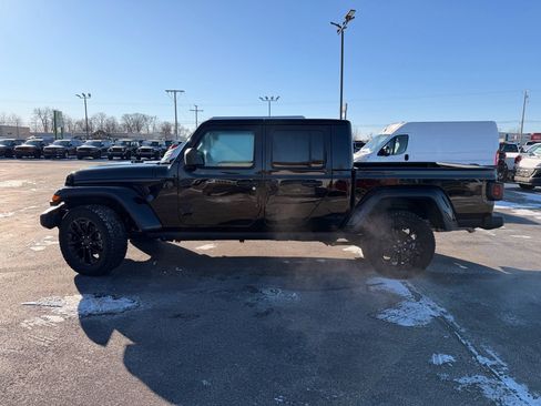 Used 2025 Jeep Gladiator Sport image 2