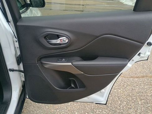Used 2020 Jeep Cherokee Latitude Plus FWD image 15