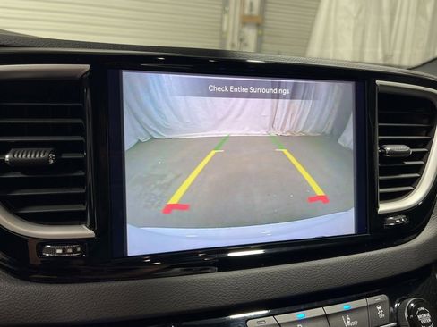 Used 2025 Chrysler Pacifica Select image 33