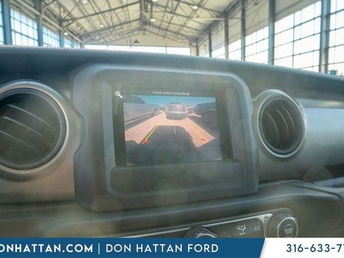 Used 2023 Jeep Gladiator Sport image 9