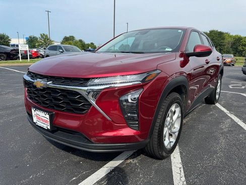 Used 2024 Chevrolet Trax LS w/ LS Convenience Package FWD image 8
