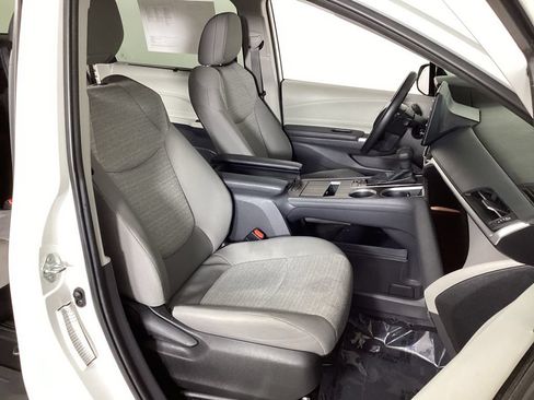 Used 2024 Toyota Sienna LE FWD image 39