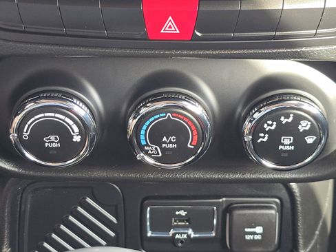 Used 2015 Jeep Renegade Latitude FWD image 23