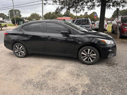 Used 2021 Nissan Versa SV image 4
