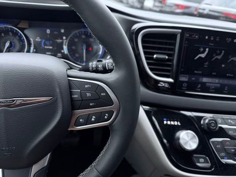 Used 2023 Chrysler Pacifica Touring-L FWD image 32