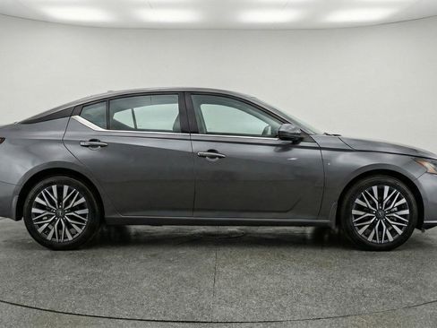 Used 2025 Nissan Altima 2.5 SV image 11