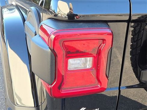 Used 2021 Jeep Wrangler Unlimited Sahara image 10