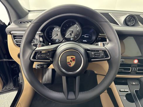Certified 2025 Porsche Macan image 16
