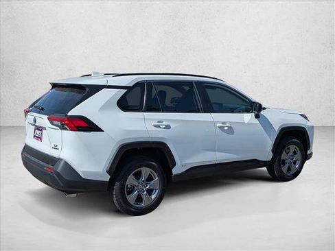 Used 2022 Toyota RAV4 LE AWD/4WD image 5