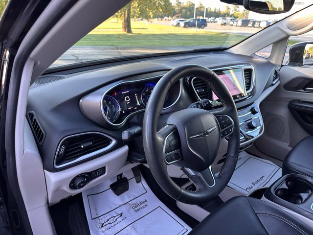Used 2024 Chrysler Pacifica Touring-L FWD image 18
