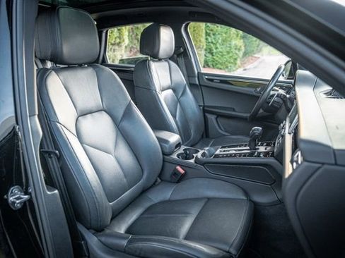 Used 2023 Porsche Macan Turbo image 33