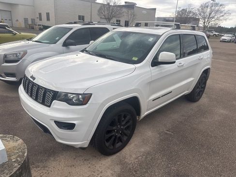 Used 2019 Jeep Grand Cherokee Altitude image 4