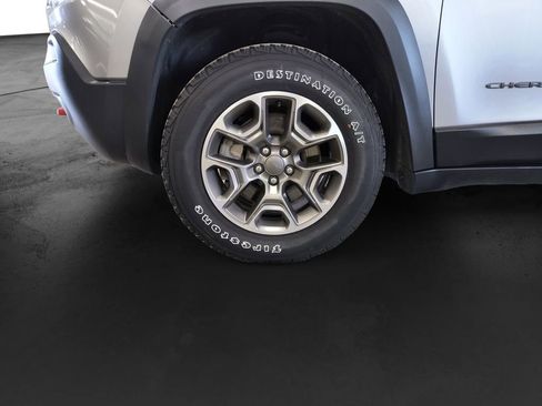 Used 2020 Jeep Cherokee Trailhawk AWD/4WD image 9