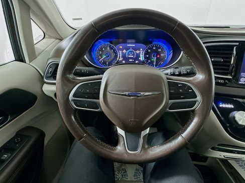Used 2019 Chrysler Pacifica Touring-L Plus image 11