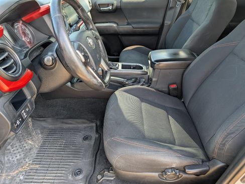 Used 2019 Toyota Tacoma TRD Sport AWD/4WD image 12
