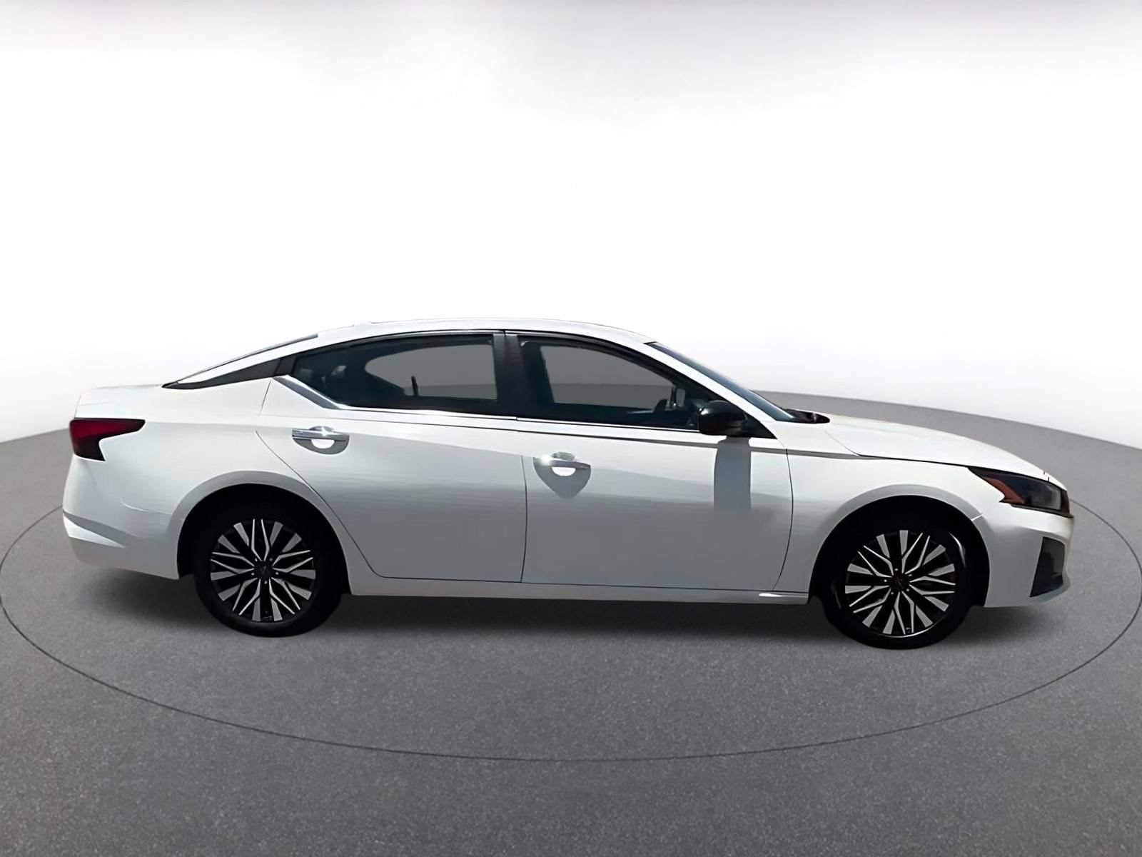 Used 2025 Nissan Altima 2.5 SV FWD image 15