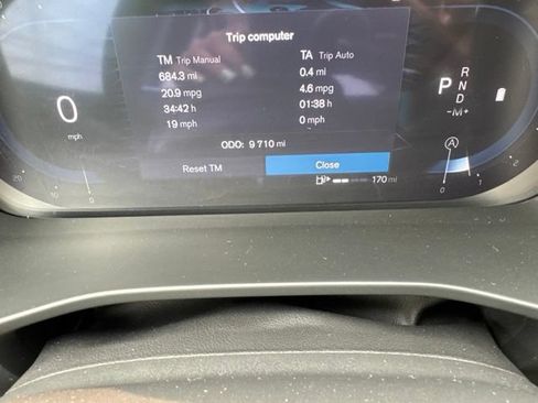 Certified 2025 Volvo XC40 B5 Plus AWD/4WD image 24
